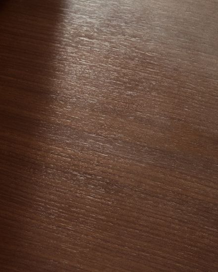 Стол Melvar из орехового шпона с основанием из матовой нержавеющей стали, 121 x 121