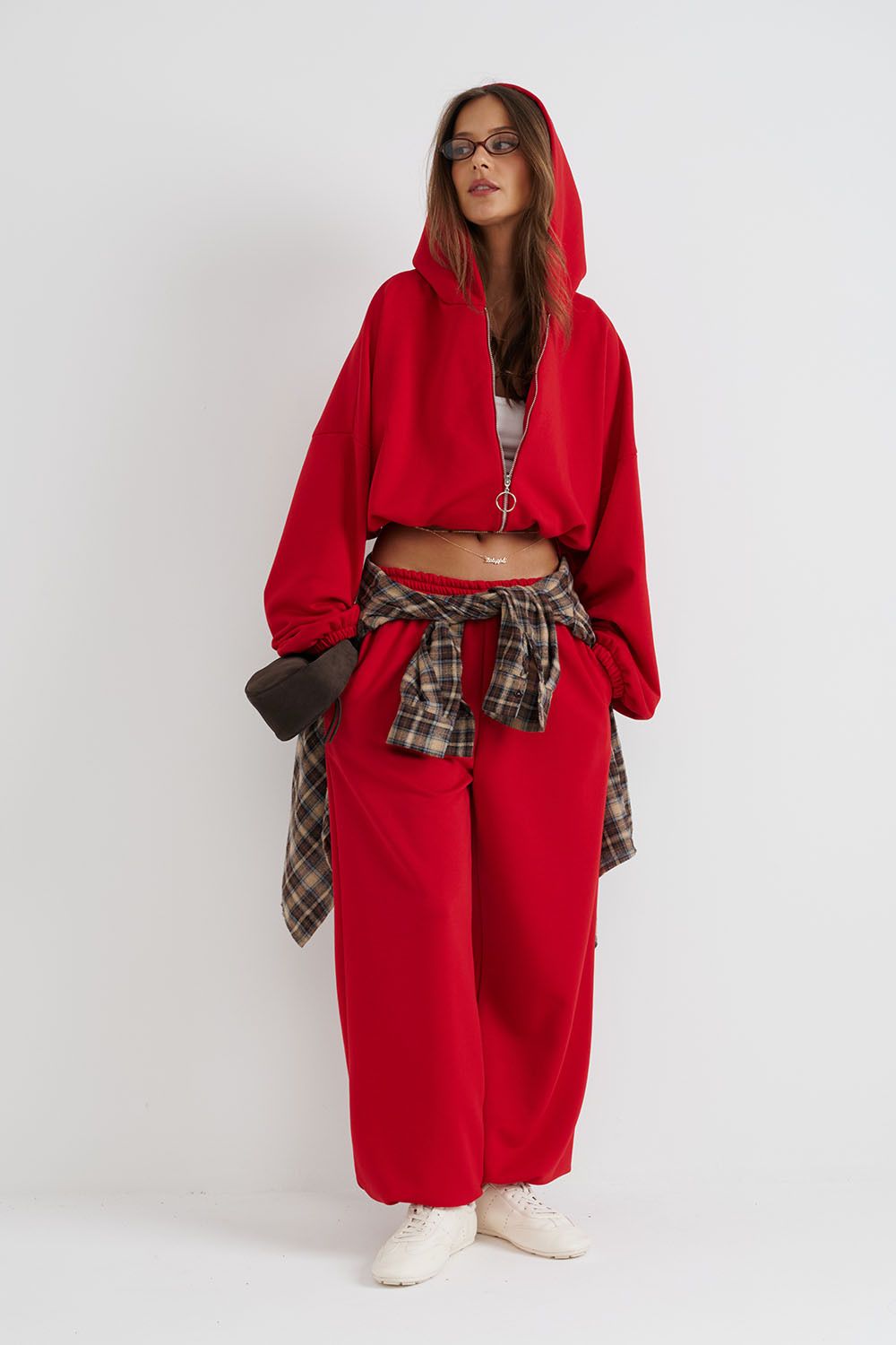 Укороченное худи на молнии красного цвета