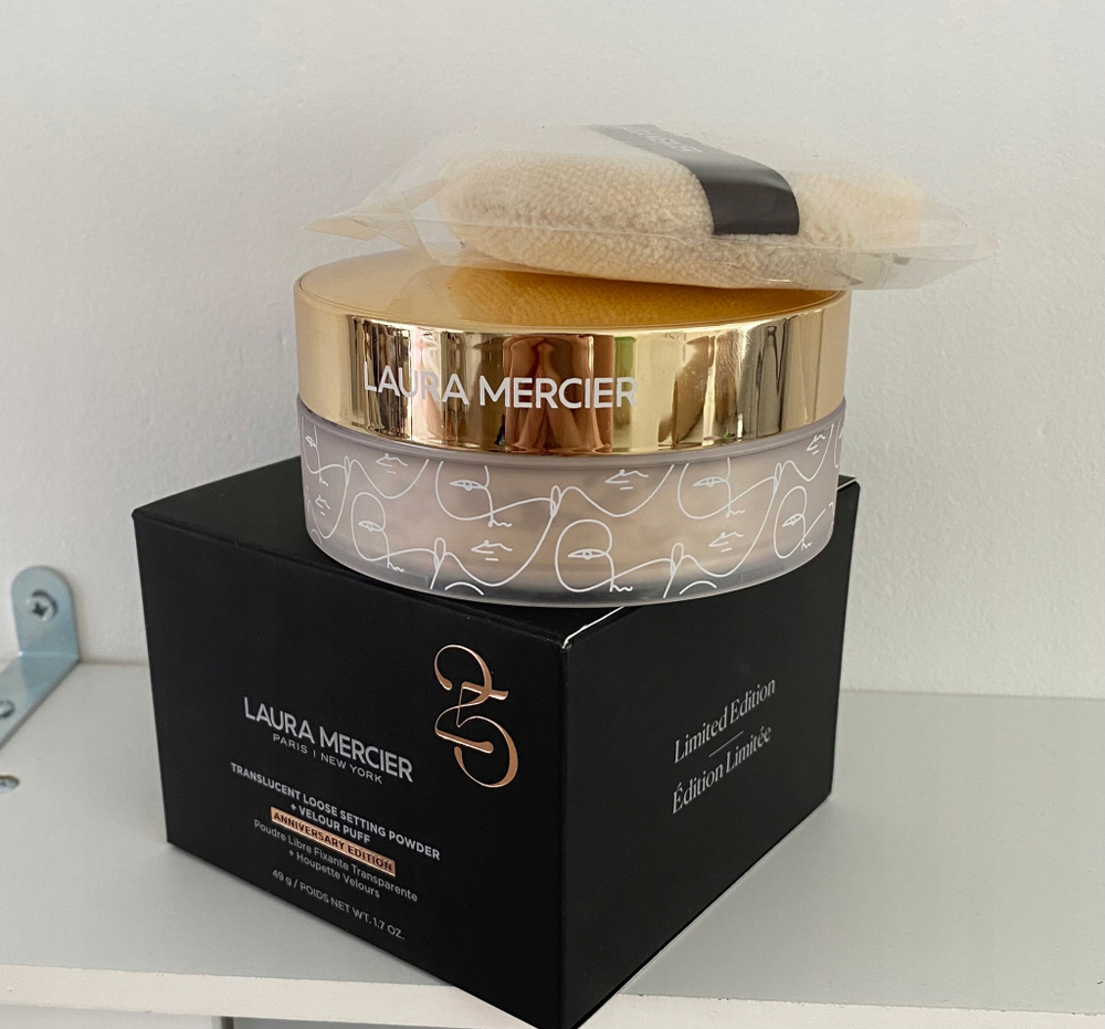 Laura Mercier Translucent Loose Setting Powder & Velour Puff - Anniversary Edition