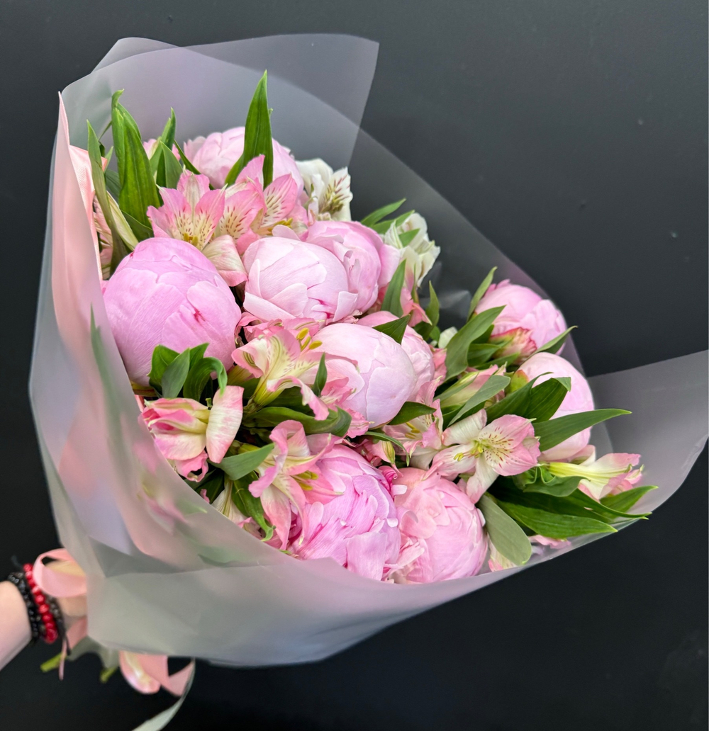Пионы с розовой альстромерией