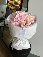 Букет сборный из гортензии и кустовых пионовидных роз