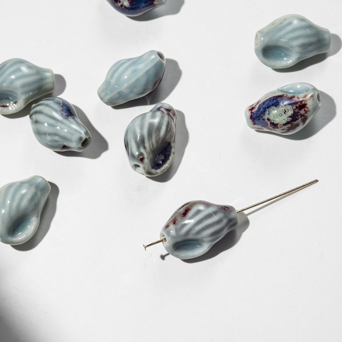 Бусина в форме морской ракушки, 14,6*21мм, сине-бордово-голубая, глазурированный фарфор