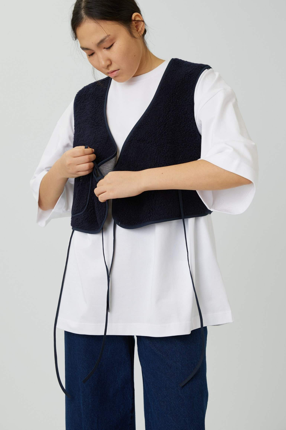 Жилет на двух завязках из синего меха