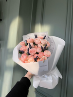 Авторский букет из кустовой пионовидной розы Бомбастик и лаванды