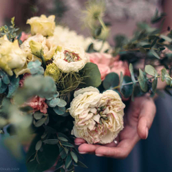 Букет невесты с эвкалиптом и садовыми розами