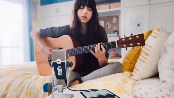 AKG LYRA