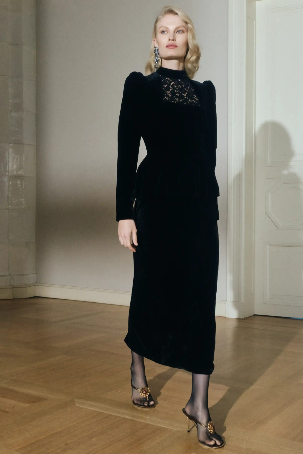 Lyra lace, блуза с чокером из черного бархата и кружева