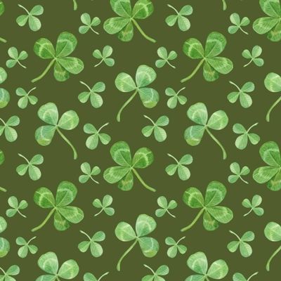 Листья клевера на темном фоне