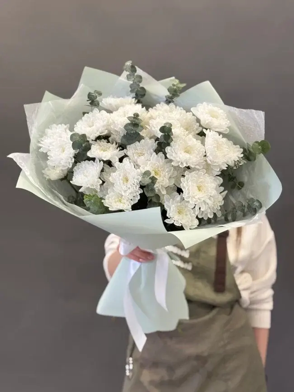 Букет Белые хризантемы с эвкалиптом