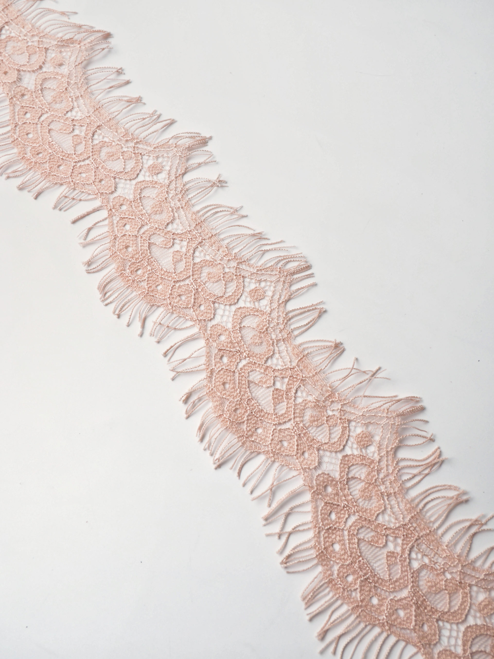 Узкое кружево шантильи бежевое неэластичное, ширина 6.5 см, купон 3.05 м