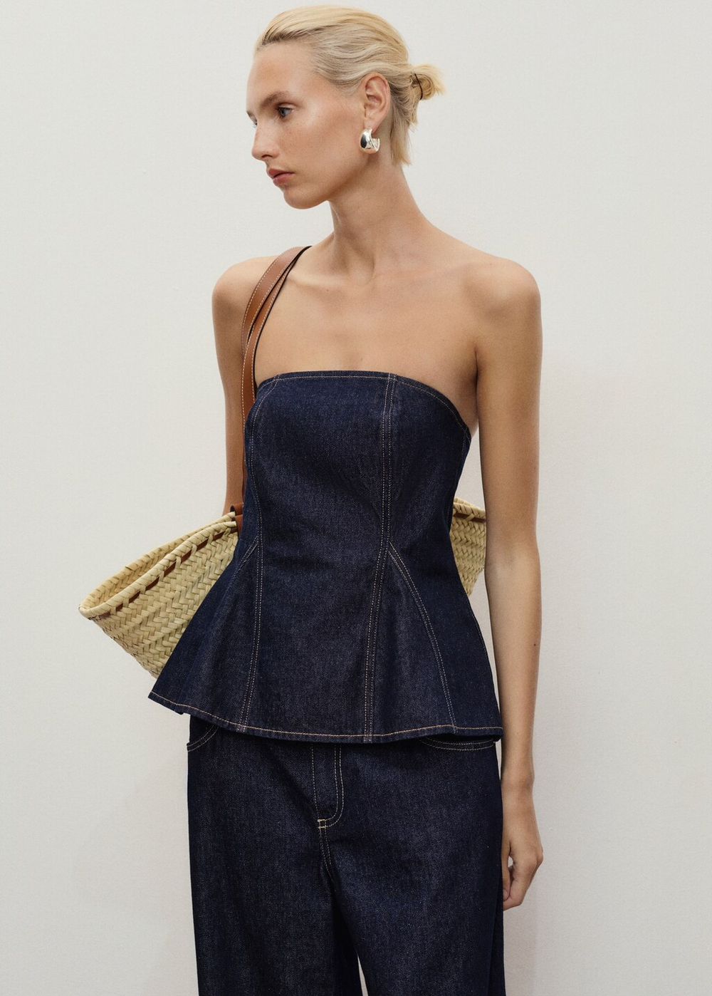 Топ из денима с баской