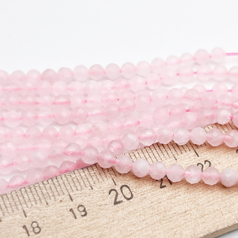 Розовый кварц граненый бусины (тонирован), размер около 4 мм, цена за нить 38 см
