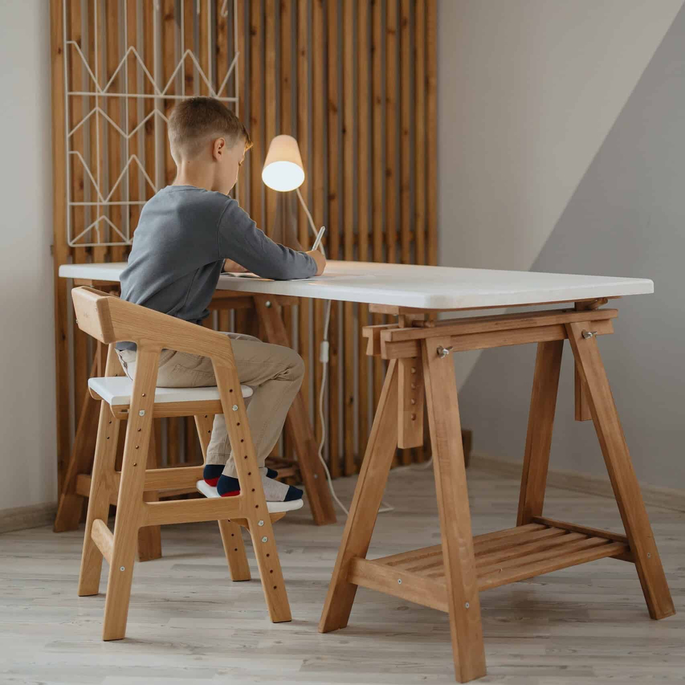 Растущий стул: натуральный дуб, белое сиденье