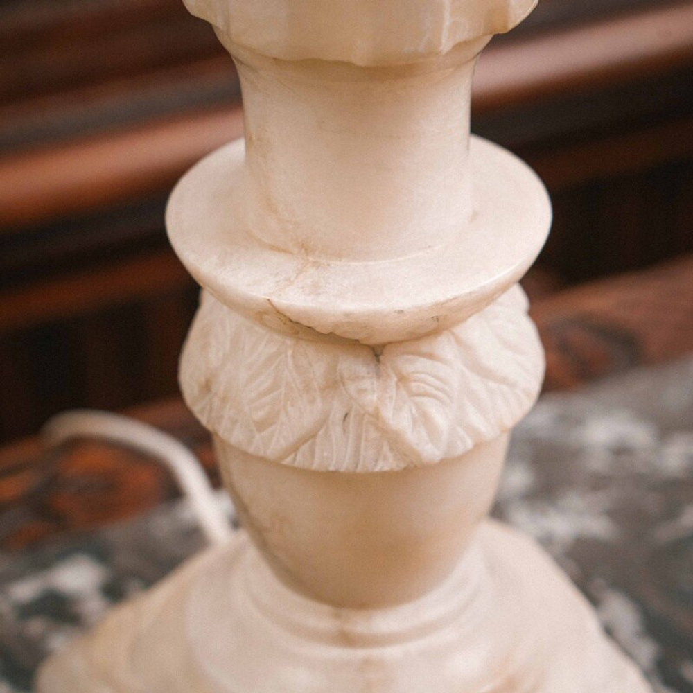 Винтажная настольная лампа с резным мраморным основанием