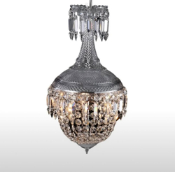 Изящная хрустальная люстра с утончённым сиянием.