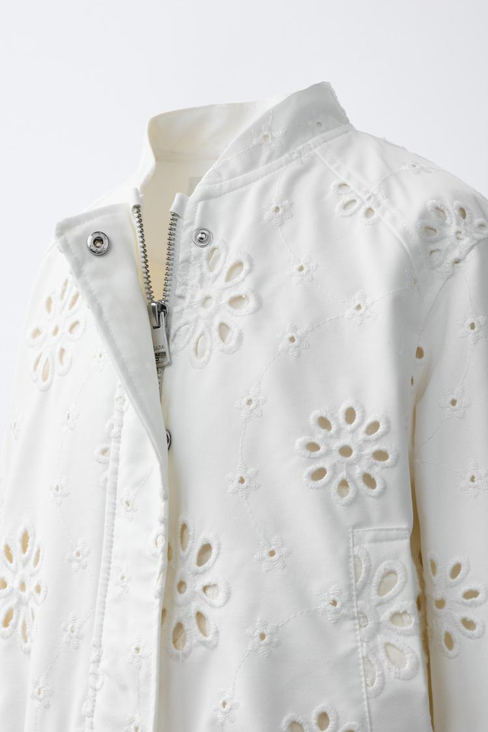 ZARA КУРТКА СО ШВЕЙЦАРСКОЙ ВЫШИВКОЙ, БЕЛЫЙ
