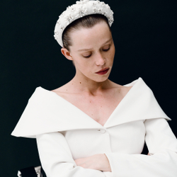 Ободок высокий с декором из жемчуга и камней