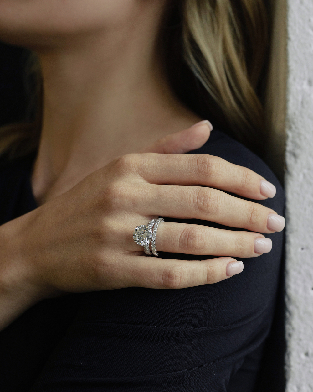 Кольцо с природным бриллиантом массой 5 ct и обсыпкой паве по шинке