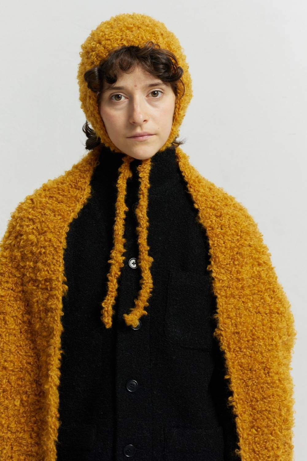 Косынка из горчичной шерсти букле