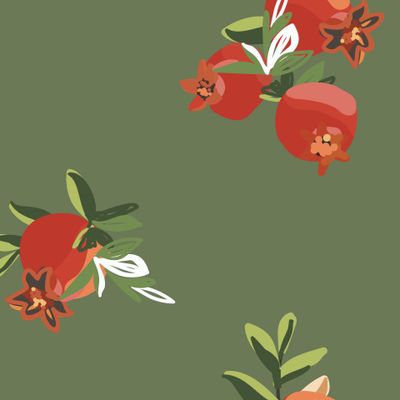 гранат на зеленом фоне