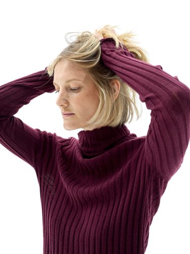 Бордовая водолазка в рубчик