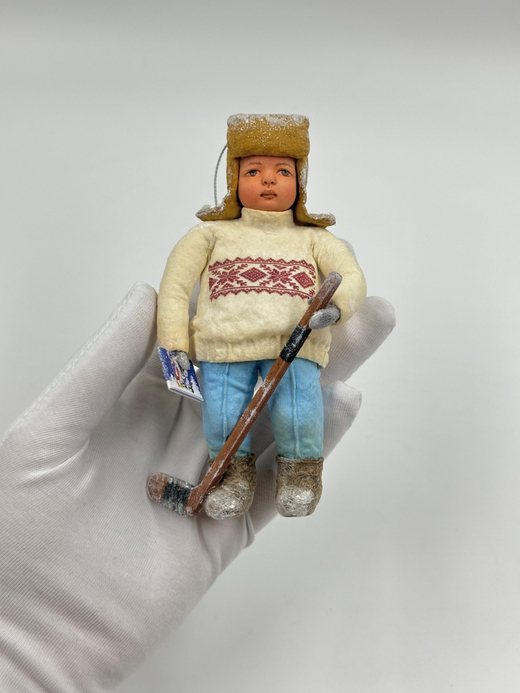 Ёлочное украшение в винтажном стиле «Мальчик с хоккейной клюшкой»