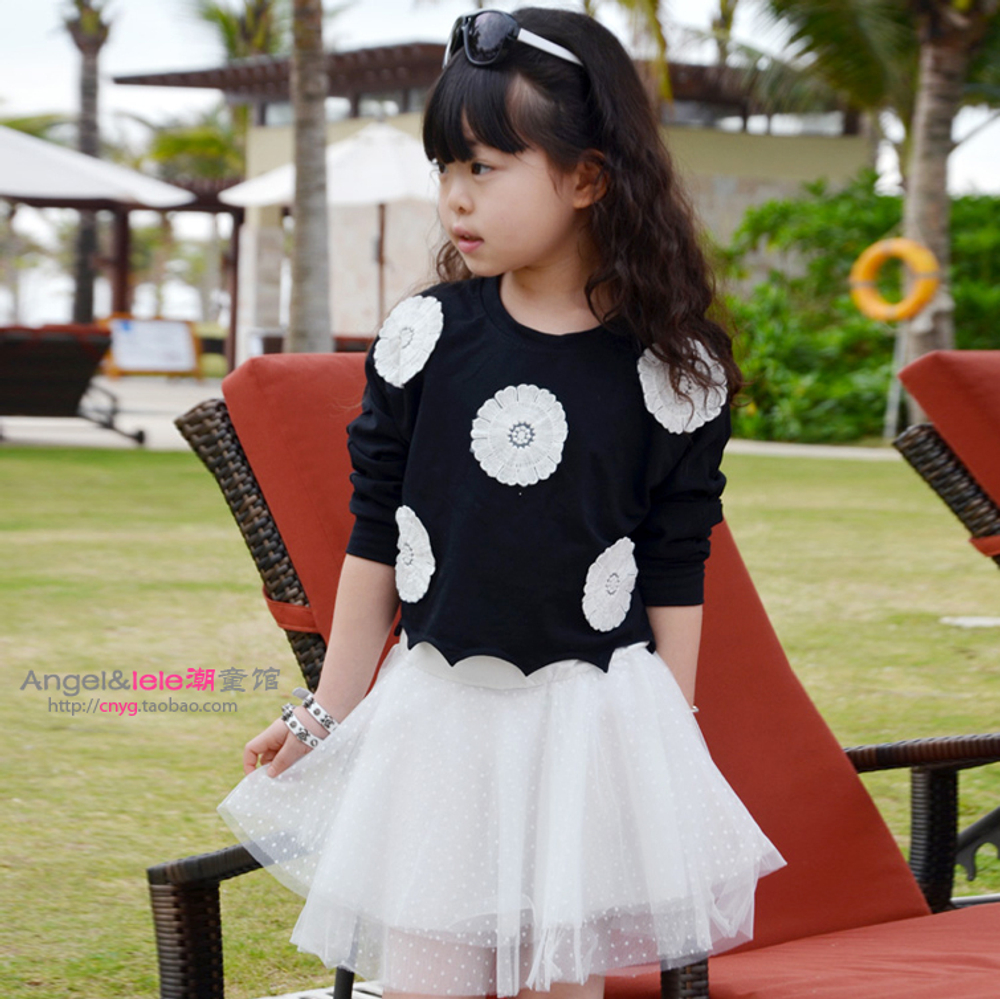 Костюм из платья и джемпера с цветочной аппликацией