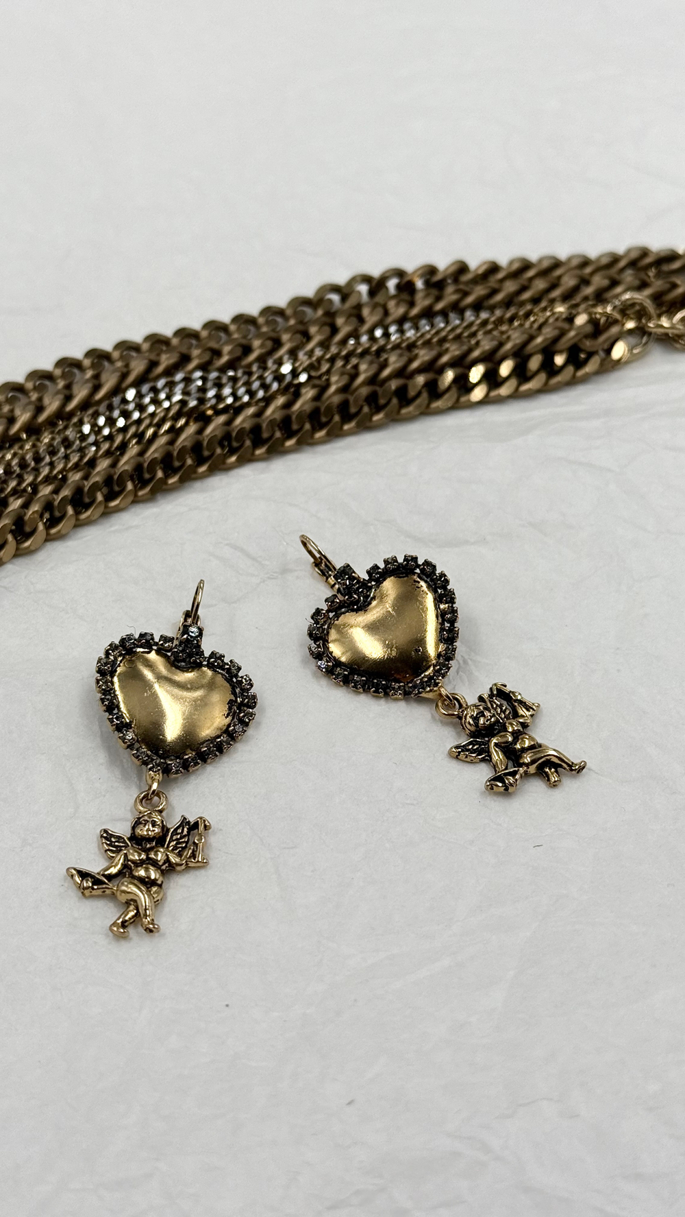 Серьги сердце со светло-серыми кристаллами по краю и ангел со стрелой, золото антик