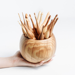 Вязальные крючки (17 шт) из разных пород древесины в комплекте с клубочницей. KN10