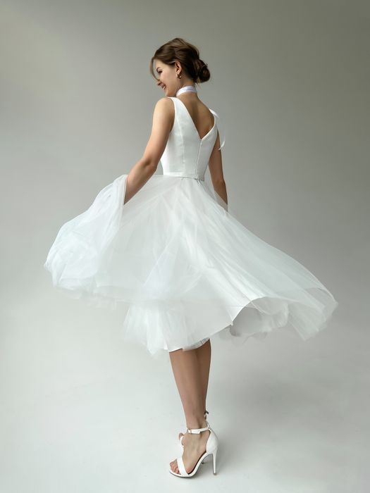Свадебное пышное платье с глубоким V-образным вырезом (молочный)
