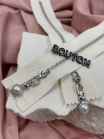 Молния бежевая (молочная) серебро с бегунком жемчужиной