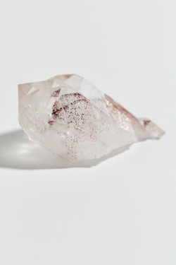 Горный хрусталь с гематитовым фантомом