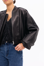 Черная кожаная куртка