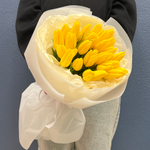 Букет свежих желтых тюльпанов