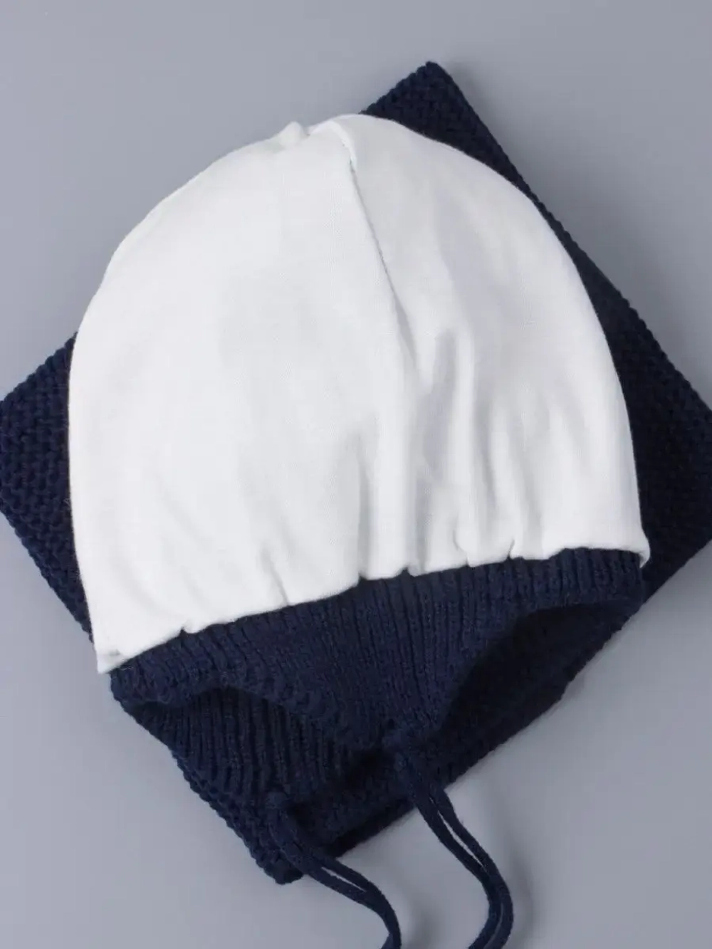 Шапка вязаная для мальчика на завязках и снуд