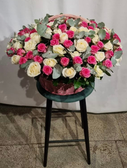 Траурная корзина из живых цветов «100 розовых и белых роз, эвкалипт»