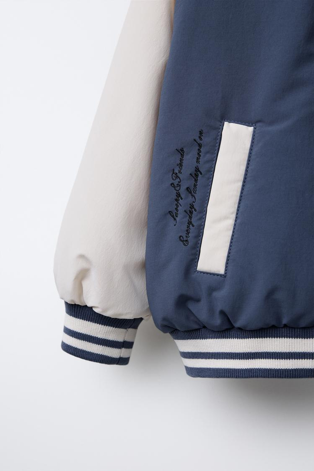 ZARA КУРТКА-БОМБЕР С ВЫШИВКОЙ «СНУПИ»™, ЭКРЮ/СИНИЙ