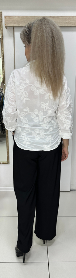 Белая рубашка- блузон с шитьем на пуговицах