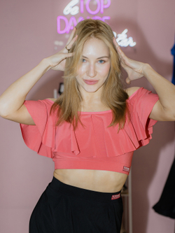 Короткий топ с воланом