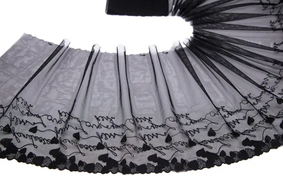 05-90/25 Вышивка на неэл. сетке 25 см, love is, черный (правая)