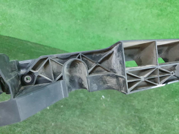 Кронштейн решетки радиатора Mercedes E W212 (2009-2016)