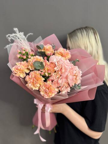 Авторский букет с гортензией и диантусами