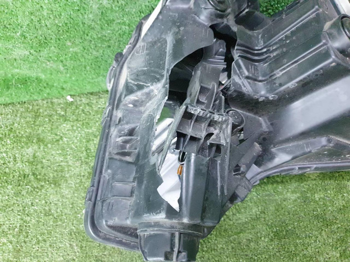 Битая Фара правая Kia Carnival 4 (2020-2023) LED