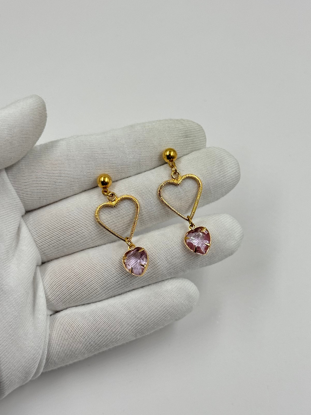 Серьги с подвесками в виде сердец и сиренвыми кристаллами Avon