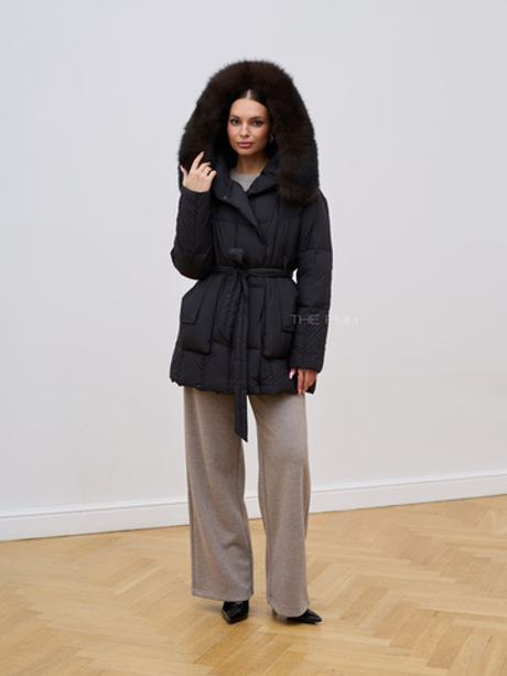 Удлиненный черный пуховик с поясом