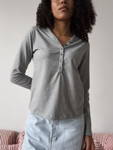 Серый лонгслив на пуговках