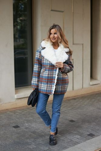 Двубортное укороченное пальто в синюю клетку