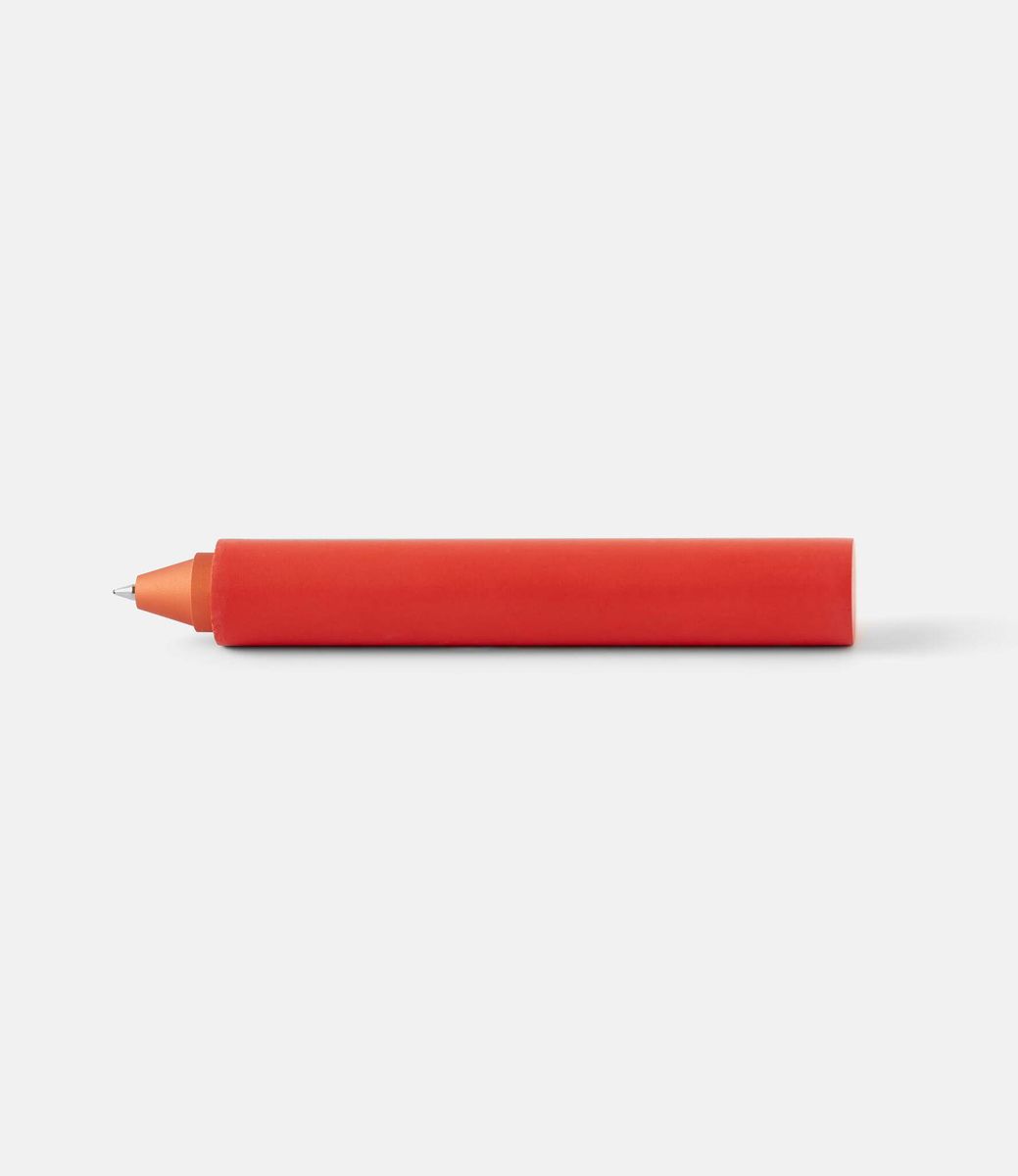 22 studio Merge Desk Pen Red — настольная ручка из бетона