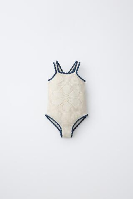ZARA КУПАЛЬНИК ИЗ КРУЖЕВА КРОШЕ С ЦВЕТКОМ, ЭКРЮ/СИНИЙ