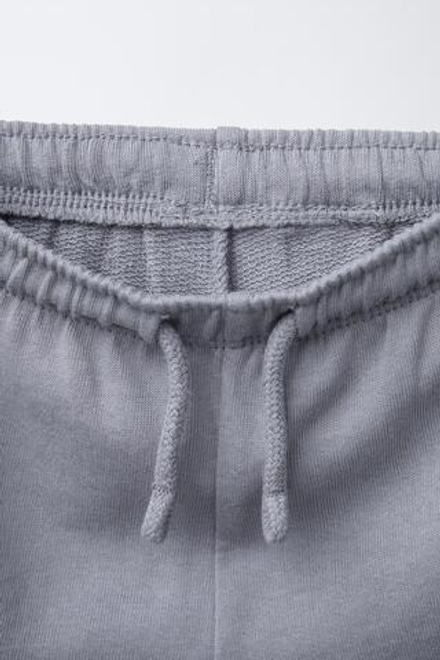 ZARA КОМПЛЕКТ ИЗ ФУТБОЛКИ И ШОРТОВ, СВЕТЛО-СЕРЫЙ